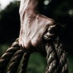 Ręka trzymająca linę