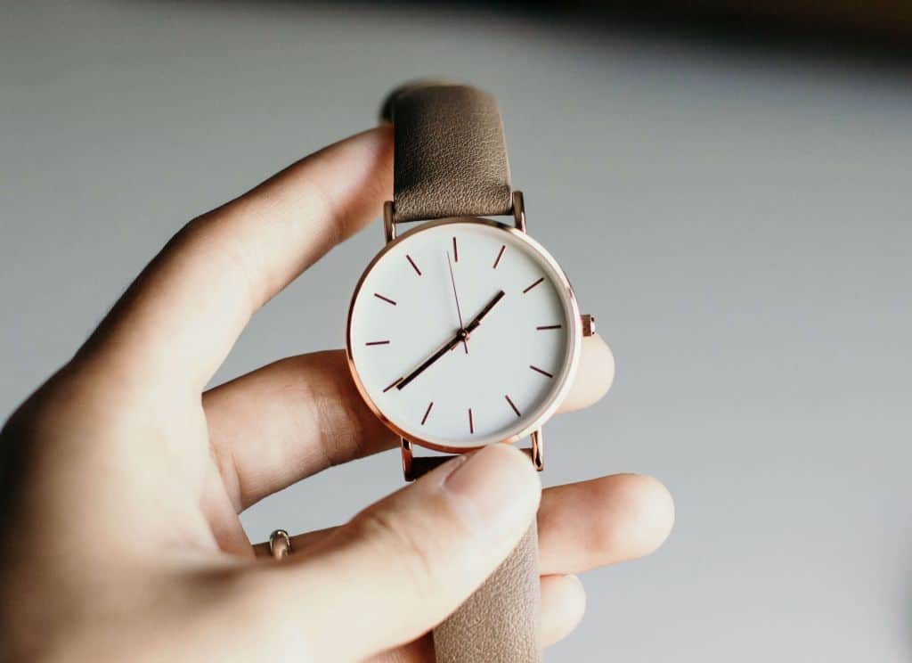 Dłoń trzymająca zegarek