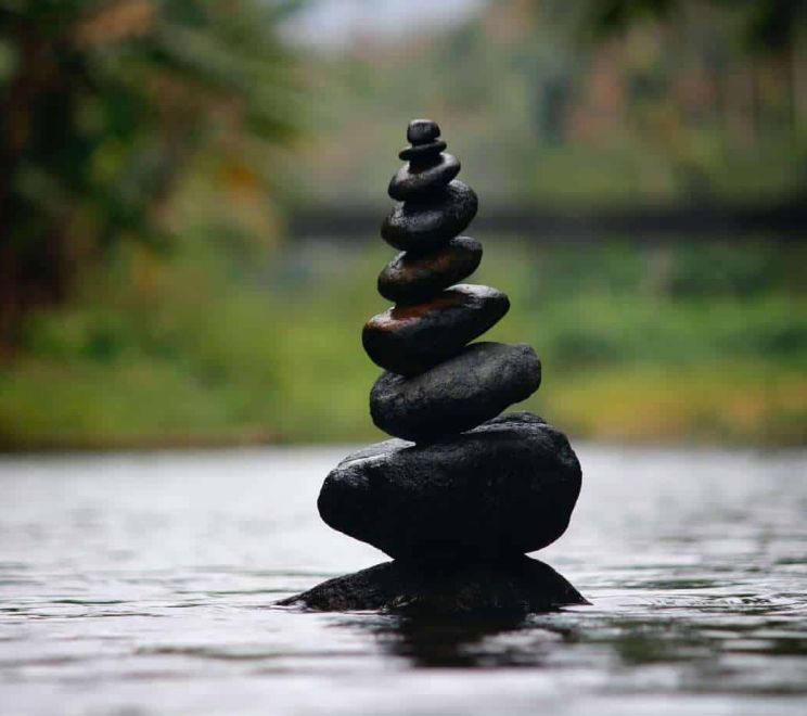 Stos kamieni zachowuje równowagę