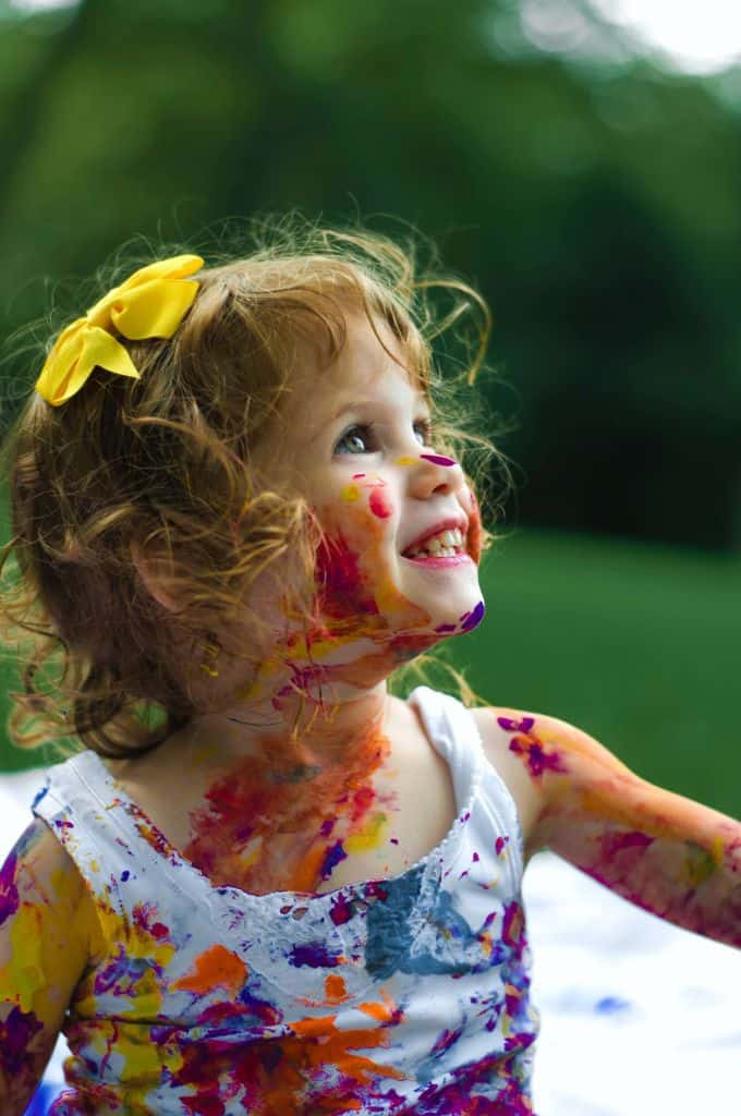 Dziewczynka pomalowana farbkami