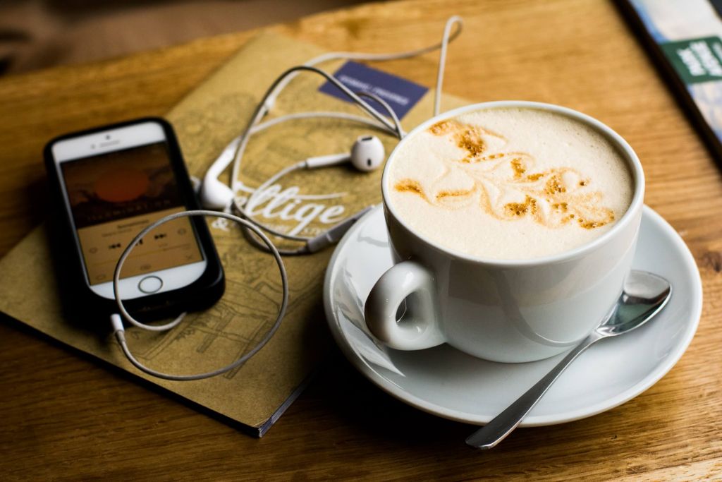Kawa, telefon i słuchawki