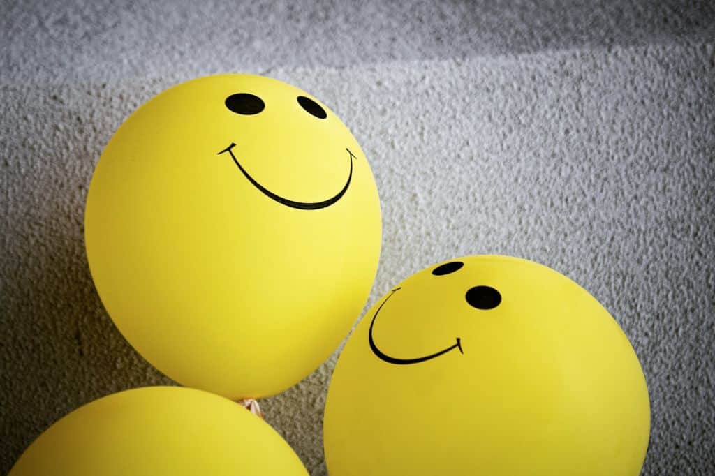 Żółte baloniki z uśmiechami